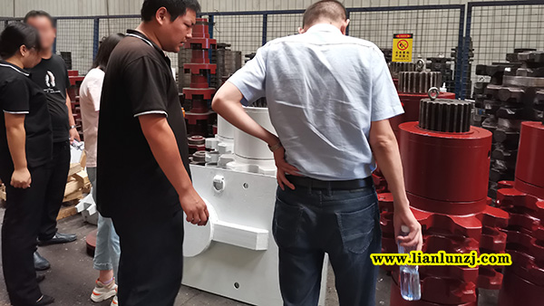 貴陽(yáng)彭總開展刮板機(jī)配件業(yè)務(wù)，來我廠考察參觀！